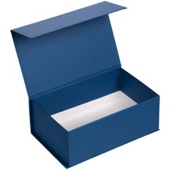 Коробка выполнена из переплетного картона, кашированного дизайнерской бумагой Malmero. Крышка на магните.