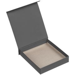 Коробка выполнена из переплетного картона, кашированного дизайнерской софт-тач бумагой Senzo.