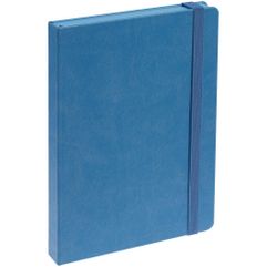Ежедневник с твердой обложкой, выполнен из материала Latte, голубой JJ, обрез голубого цвета, дополнен резинкой и ляссе голубого цвета.<br/>Блок...