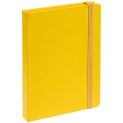 Ежедневник с твердой обложкой, выполнен из материала Latte, желтый КК, обрез зеленого цвета, дополнен резинкой и ляссе желтого цвета.<br/>Блок...