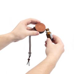 Стильный ароматизатор-подвеска Sentir из натурального дерева станет настоящим украшением автомобильного салона и на долгое время наполнит его приятным...