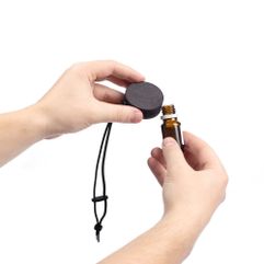 Стильный ароматизатор-подвеска Sentir из натурального дерева станет настоящим украшением автомобильного салона и на долгое время наполнит его приятным...