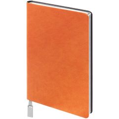 Ежедневник с гибкой обложкой, выполнен из материала Petrus, оранжевый ОО, дополнен серым ляссе с металлическим шильдом. <br/>Блок 951, без календарной...