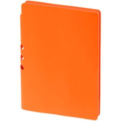 Гибкая обложка выполнена из материала Soft Touch, оранжевый OO. Внутри корешка — специальное место для крепления ручки размером до 15х0,9 см....