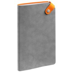 Ежедневник с гибкой обложкой, выполнен из материала Nubuck, серый СС, и Soft Touch, оранжевый ОО, дополнен серым ляссе и хлястиком на кнопке....