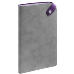 Ежедневник с гибкой обложкой, выполнен из материала Nubuck, серый СС, и Soft Touch, фиолетовый, дополнен серым ляссе и хлястиком на кнопке. <br/>Блок...