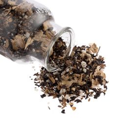 Черный крупнолистовой чай с медовыми гранулами, кусочками имбиря и дробленой корицей обладает многогранным вкусом и ароматом. В состав чая входят...