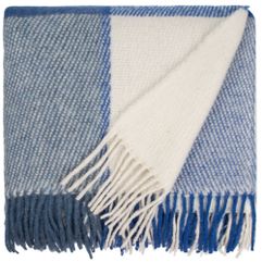 Пледы из экологически чистой новозеландской шерсти выглядят легкими и воздушными, но при этом они довольно теплые. Тонкая волокнистая структура шерсти...