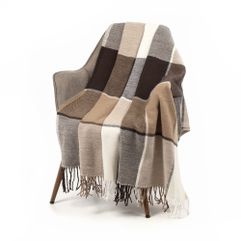 Пледы из экологически чистой новозеландской шерсти выглядят легкими и воздушными, но при этом они довольно теплые. Тонкая волокнистая структура шерсти...