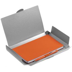 Зауженный ежедневник и ручка в тон в простой лаконичной коробке — готовое предложение делового подарка для сотрудников и партнеров.