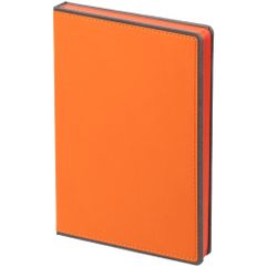 Ежедневник с твердой обложкой, выполнен из материалов Soft Touch, оранжевый ОО и La Fite, серый СС. Ляссе темно-серого цвета.<br/>Блок 985:Кол-во...