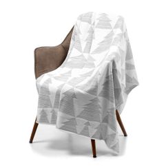 Мягкий графичный плед в скандинавском стиле «Танцующий лес» настраивает на позитив: жизнь складывается не из ровных черно-белых полос, а причудливых...