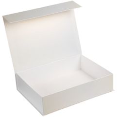 Коробка выполнена из переплетного картона, кашированного гладкой дизайнерской бумагой Majestic цвета «Золотой свет», с крышкой на магнитах.