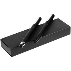 Металлические ручка и роллер Scribo в лаконичном матовом корпусе — изящный деловой подарок, который поможет уверенно писать историю бизнеса. Набор в...