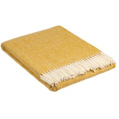 Плед с бахромой Bilbo приглушенного пастельного оттенка из натуральной новозеландской шерсти — это возможность без лишнего пафоса пожелать процветания...