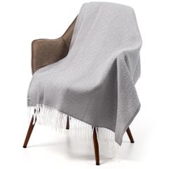 Плед «Капри» с жаккардовым плетением и мягкой фактурой подарит ощущение особенного комфорта и уюта, а также станет акцентной деталью интерьера....