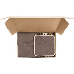 Settlers — уютный комплект кухонного текстиля, который придаст благородства как сервировке, так и самому процессу готовки. Ничего лишнего и...