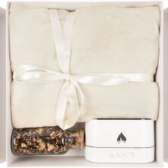 Мягкий флисовый плед, черный чай с медовыми гранулами, корицей и кусочками имбиря, а также увлажнитель воздуха с имитацией пламени — все самое...