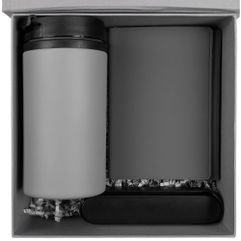 Стильный набор для вежливых автомобилистов, которые всегда на драйве, но не забывают про личный комфорт — впрочем, как и про комфорт окружающих.