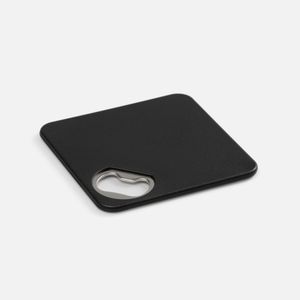 Пластиковый костер с нескользящим основанием и функцией открывашки для бутылок. Поставляется в пакетике. 