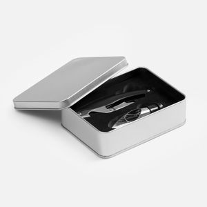 В набор входят:   нож сомелье с функциями штопора, ножа для срезания фольги и открывашки аэратор  Набор упакован в жестяную коробку с ложементом.