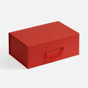 Коробка выполнена из переплетного картона, кашированного дизайнерской бумагой Malmero, с крышкой на магните. Выдерживает вес до 2,5 кг. Длина ручки 35...