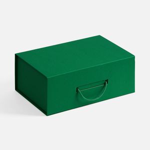 Коробка выполнена из переплетного картона, кашированного дизайнерской бумагой Malmero, с крышкой на магните. Выдерживает вес до 2,5 кг. Длина ручки 35...