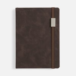 Ежедневник с твердой обложкой, выполнен из материала Nubuck Touch, темно-коричневый ZZ, дополнен ляссе темно-коричневого цвета. Блок 986, без...