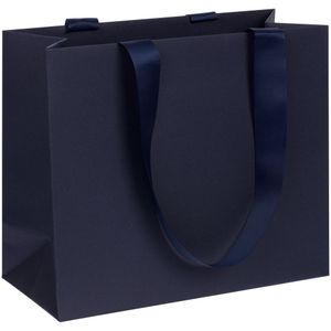 Пакет на лентах из бумаги Midnight Blue плотностью 230 г/м⊃2;. Выдерживает вес до 2,5 кг.