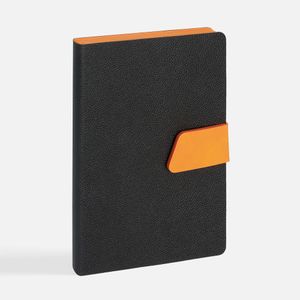 Ежедневник с гибкой обложкой, выполнен из материала La Fite, черный АА и Nubuck Touch, оранжевый, дополнен оранжевым ляссе и хлястиком на кнопке. Блок...