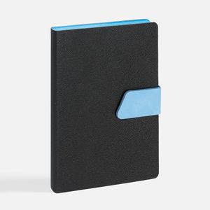 Ежедневник с гибкой обложкой, выполнен из материала La Fite, черный АА и Nubuck Touch, голубой, дополнен голубым ляссе и хлястиком на кнопке. Блок...