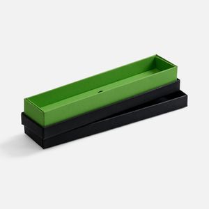 Футляр Nastro из дизайнерской бумаги для одной ручки. Внутренний контрастный короб придает футляру особенно элегантный вид. Поставляется в белом...