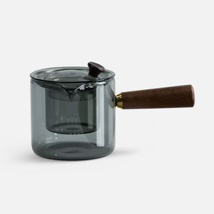 Проводник в мир спокойствия — чайник Hazy. Его мягкие линии, приглушенные цвета, комбинация стекла и дерева создают ощущение туманного утра, когда...