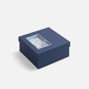 Элегантная коробка из переплетного картона The Blue Bear станет настоящим украшением зимних праздников. Ее главная изюминка — очаровательное окошко с...