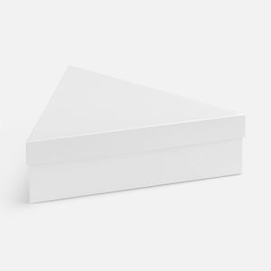 Трехгранная коробка Trigon прекрасно подходит для упаковки набора из шести елочных шаров диаметром 10 см, а также других подарков нестандартной формы....