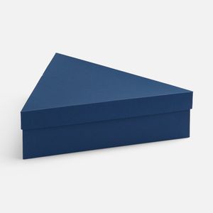 Трехгранная коробка Trigon прекрасно подходит для упаковки набора из шести елочных шаров диаметром 10 см, а также других подарков нестандартной формы....