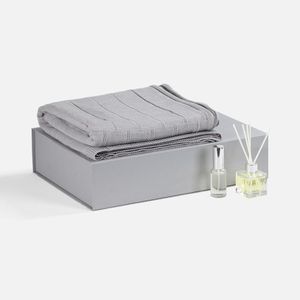 Набор Bloomsday Pro — это идеальное сочетание уюта и изысканного аромата для создания атмосферы гармонии и расслабления.  Мягкий плед с элегантным...