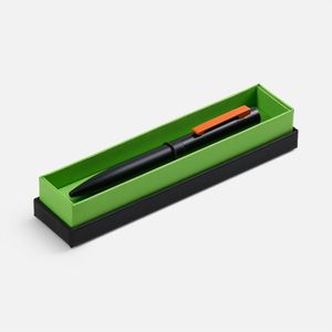 Стильная металлическая ручка Inkolor в матовом черном корпусе с цветным клипом. Футляр из дизайнерской бумаги с контрастным коробом придает подарку...
