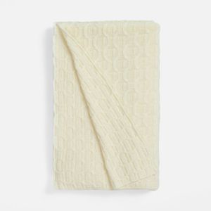 Фактурная вязка с частыми косами создает выразительную объемную текстуру, наполняя интерьер теплом и уютом. Мягкий акрил приятен к телу и практичен в...