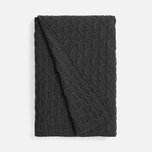 Фактурная вязка с частыми косами создает выразительную объемную текстуру, наполняя интерьер теплом и уютом. Мягкий акрил приятен к телу и практичен в...