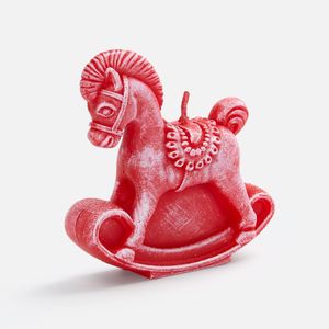 Очаровательная свеча в виде милой игрушечной лошадки с легкостью перенесет в мир светлого волшебства и беззаботного детства. Она выполнена в наивном...