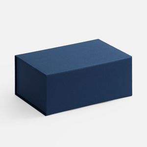 Коробка выполнена из переплетного картона, кашированного дизайнерской бумагой Malmero «Благородный синий». Крышка на магните. Конструкция коробки...