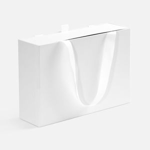 Коробка-кейс с выдвижным внутренним отделением. Внешний короб каширован дизайнерской бумаги и оснащен прочными ручками из репсовой ленты. Внутренний...