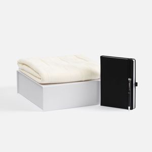 Однотонный набор с основной канцелярией и пледом — классика жанра в уютном исполнении. С компактным ежедневинком будет удобно делать заметки в любое...