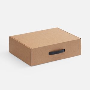 Самосборная коробка-шкатулка со вставной пластиковой ручкой.  Поставляется в плоском виде.