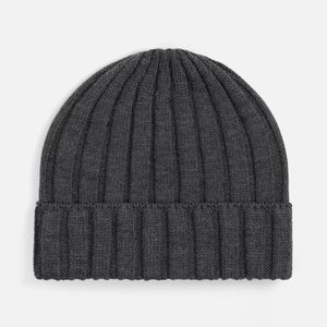 Шапка Metelitsa — универсальный аксессуар из мягкой акриловой пряжи. Плотная вязка создает выразительный объем, подчеркивая лаконичность силуэта....