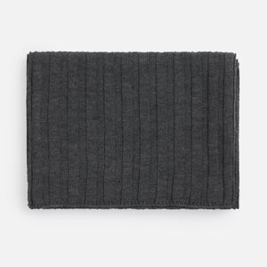 Однослойный шарф Metelitsa из мягкой акриловой пряжи сочетает легкость и функциональность. Выразительная фактура создает игру света и тени, добавляя...