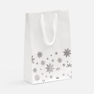 Пакет из бумаги Galaxy Metallic (TPG) плотностью 120 г/м⊃2; с тиснением серебристой фольгой.Выдерживает вес до 2 кг.