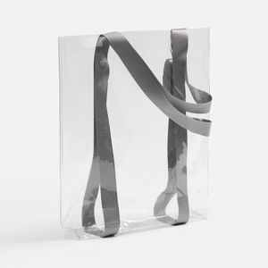 Прозрачные сумки никогда не выйдут из моды. А цветные ручки легко впишутся в брендбук и точно передадут настроение, которое хотелось бы транслировать....