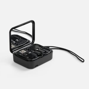 Rules — компактная станция для беспроводной зарядки, которая укомплектована набором переходников и аксессуарами для ухода за гаджетами.  Заряжать...